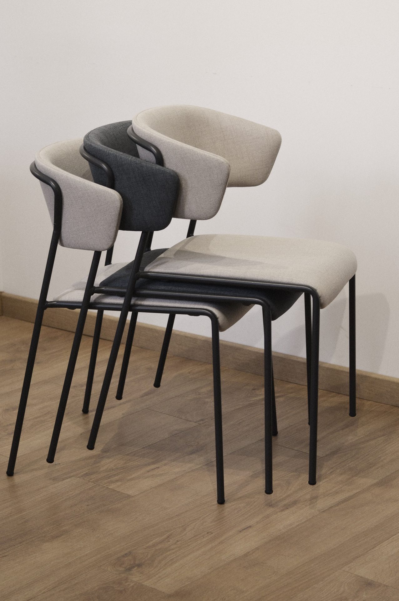 Fauteuils empilés gris anthracite et beige
